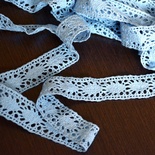 Мереживо бавовняне, в’язане, колір темно-блакитний, ширина 2.8 см, довжина 90 см