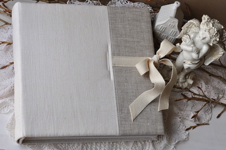 Альбом от Светланы Ковтун в класс. переплете с ткан. покрытием, лен комбинир.вертик. молочный и св.-серый с завязками, 30х30 см, 5 разворотов, расст. 7 мм (ОАС30300507LMSKVZ