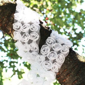 Стрічка з трояндами на фатині, потрійний, колір: білий, ширина 85 мм, 52см