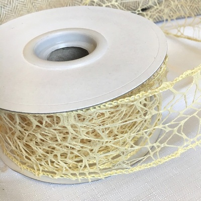 Стрічка - сітка з жорстким кантом, кольором кремового, широтою. 5, довжина 90 см