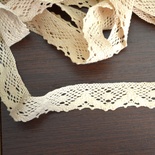 Мереживо бавовняне, в’язане, колір бежевий, ширина 2.5см, довжина 90 см
