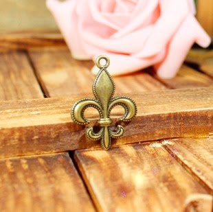 Металлическое украшение "Геральдическая лилия", 28х20 мм, 1 шт.