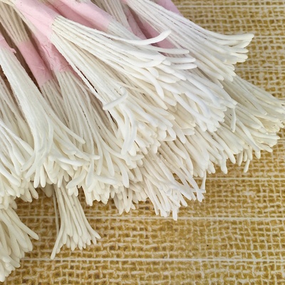 Тайские тычинки с удлиненными белыми головками, в пучке 46-52 шт.