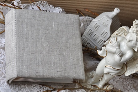 Альбом от Светланы Ковтун в класс. переплете с тканевым покрытием, лен светло-серый, 15х15 см, 5 разворотов, расст. 7 мм