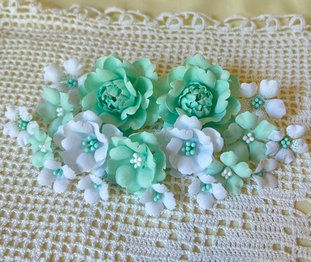 Набір квітів з тканини(18 шт.,  2,5 см - 5 см), м'ятно-білий