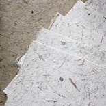 Тутовая бумага, цвет слоновой кости с мелкими и крупными коричневыми травяными вкраплениями 