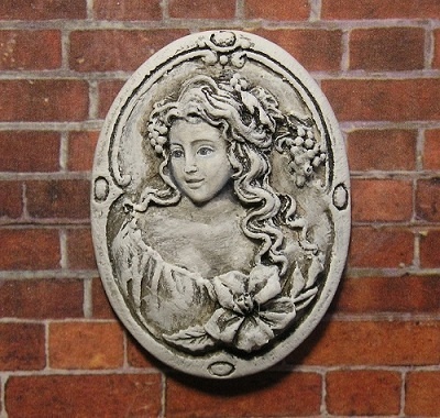 Гіпсова камея від E.В.А. - "Міледі з виноградом" з патинуванням, 3.9х2.9 см