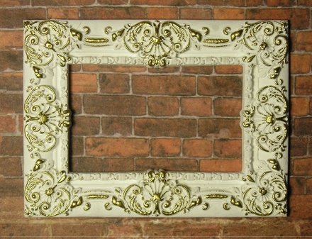 Гіпсова прямокутна біла рамка з позолоченими завитками від E.В.A., 7.5.3 см