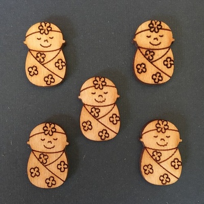 Деревʼяна фігурка WOOD-128 - Новонароджена дівчинка, 1 штука