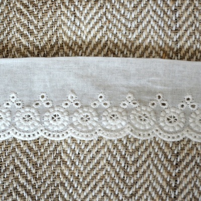 Мереживо шиття, колір білий натуральний, 100% бавовна, ширина 3.8 см, довжина 45см