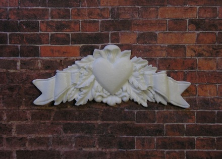 Пластиковий декор від E.В.A - Вензель з серцем, 7x2,7 см