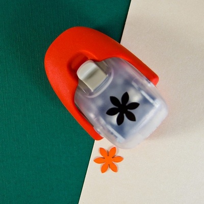 Фигурный дырокол Tonic Studios - Simplicity Classics Daisy - Ромашка, 955Е