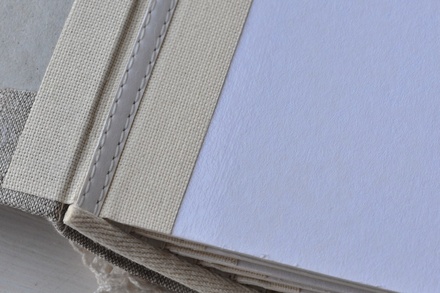 Альбом от Светланы Ковтун в класс. переплете с ткан. покрытием, лен комбинир. гориз. серый и белый, 30х30 см, 7 разворотов, расст. 7 мм