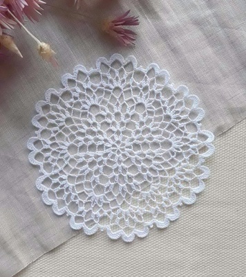 Затишний декор від LESHCHENKO - Вʼязана ажурна серветка №46, 12см, 1шт.