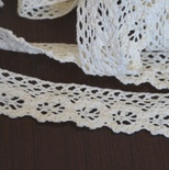 Мереживо бавовняне, в’язане, колір бежевий, ширина 2.5см, довжина 90 см