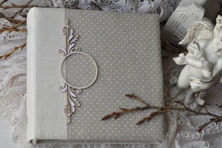 Альбом от Светланы Ковтун в класс. переплете с ткан. покрытием, лен комбинир. верт. пес.-серый гор. и молочный, 20х20 см, 5 разворотов, расст. 7 мм