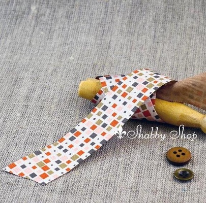 Стрічка American Crafts в рожево-коричнено - червоні квадратики, ширина 25, 4мм, 90 см