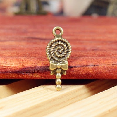 Металлическое украшение "Леденец с бантиком", 32х13 мм, 1 шт.