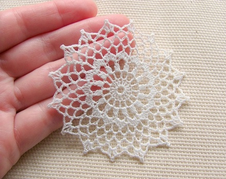 Уютный декор от LESHCHENKO-Вязаный круглый  ажурный мотив "Салфетка №10" , 7см, 1ш