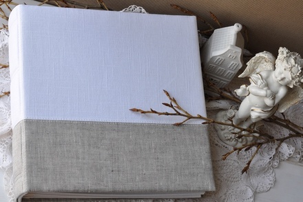 Альбом от Светланы Ковтун в класс. переплете с ткан. покрытием, лен комбинир. гориз. серый и белый, 30х30 см, 6 разворотов, расст. 7 мм