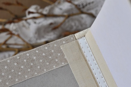 Альбом от Светланы Ковтун в класс. переплете с ткан. покрытием, лен комбинир. верт. пес.-серый гор. и пес.серый, 20х20 см, 4 разворота, расст. 1 см