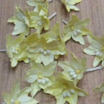 Набір паперових лілій від Scrap Klumba, ніжно-лимонні, 12шт., діаметр 3,2смії