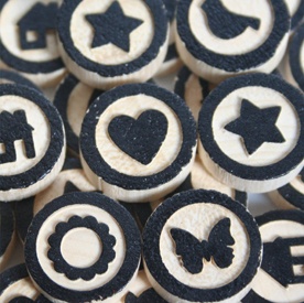 Набір прикрас від Maya Road - Wood Bingo Bingo Motifs, колір чорний, розміри: 1.5см - діаметр; 0.6см - висота, 30 шт.