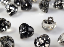 Ґудзик "Паєтки в сердечці", розмір 13,97, колір чорне золото, 1 шт.