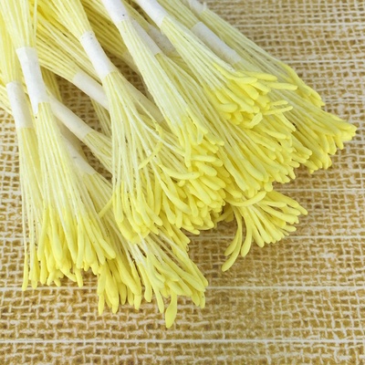 Тайские тычинки с удлиненными светло-желтыми головками, в пучке 46-52 шт.