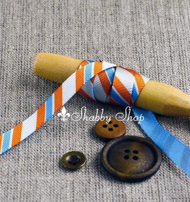 Стрічка American Crafts в діагональну блакитну, білу, помаранчеву смужку, ширина 9,5мм, 90 см