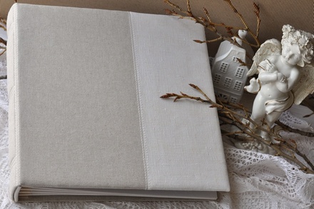 Альбом от Светланы Ковтун в классическом переплете с тканевым покрытием, лен комбинир. вертик. молочный и пес.-серый, 30х30 см, 5 разворотов, расст. 7 мм