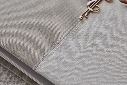 Альбом от Светланы Ковтун в классическом переплете с тканевым покрытием, лен комбинир. вертик. молочный и пес.-серый, 30х30 см, 5 разворотов, расст. 7 мм