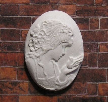 Гіпсова камея від E.В.А. - "Принцеса з голубкою", 3.5x2.6 см