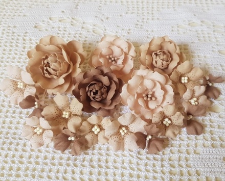 Квіти з тканини (18 шт.), бежевій, 2,5см - 5см