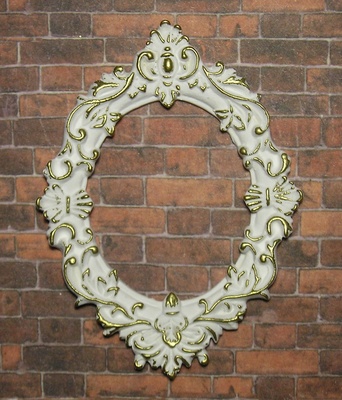 Гіпсова овальна рамочка від E.В.А., біла з золотими завитками