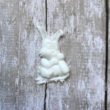 Зайчик, пластиковое украшение от Е.В.A, белый, 4х2,4см