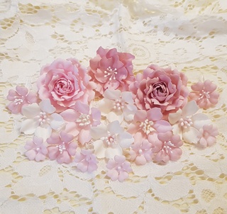 Набір квітів з тканини (18 шт.), розмір 1,5см - 4.5см, рожево-молочний