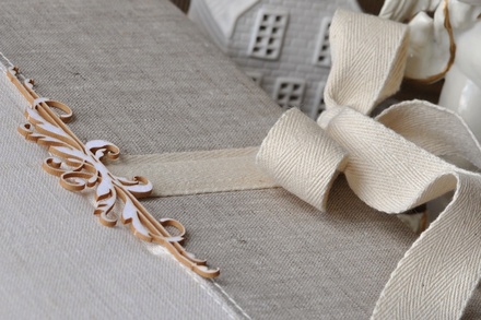 Альбом от Светланы Ковтун в класс. переплете с ткан. покрытием, лен комбинир.вертик. молочный и св.-серый с завязками, 30х30 см, 5 разворотов, расст. 7 мм (ОАС30300507LMSKVZ