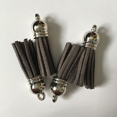 Подвеска - Кисточка из замши с серебристым наконечником, 35х10 мм, цвет серый