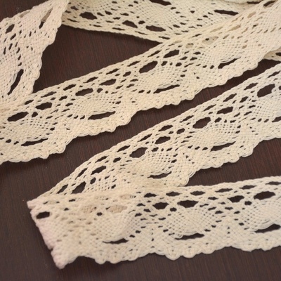 Мереживо бавовняне, в’язане, колір бежевий, ширина 3.5см, довжина 90 см