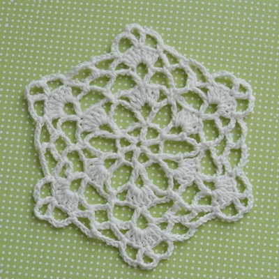 Вʼязана серветка ручної роботи, колір білий, діаметр 11,5см