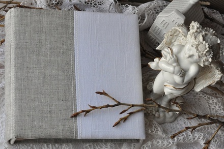 Альбом от Светланы Ковтун в класс. переплете с ткан. покрытием, лен комбинир. верт. серый-белый, 20х20 см, 5 разворотов, расст. 7 мм