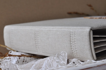 Альбом от Светланы Ковтун в классическом переплете с тканевым покрытием, лен комбинир. вертик. молочный и пес.-серый, 30х30 см, 5 разворотов, расст. 7 мм