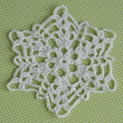 Вʼязана серветка ручної роботи, колір білий, діаметр 11,5см