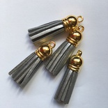 Підвіска - китиця з замші з золотим наконечником, 35х10 мм, колір срібний