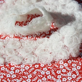 Стрічка з трояндами на фатині, потрійний, колір: кремовий, ширина 85 мм, 60 см