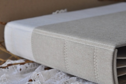 Альбом от Светланы Ковтун в классическом переплете с тканевым покрытием, лен комбинир. гориз. молочный и пес.-серый, 30х30 см, 5 разворотов, расст. 7 мм