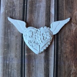 Пластикова прикраса від E.В.A - Серце з крилами, 7x4,2см