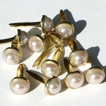 Набір брадсів Eyelet Outlet - Pearl Brads Cream/Gold, колір кремовий, у золотистій оправі, 5 мм, 10 штук