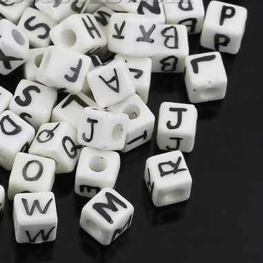 Намистини Алфавіт — керамічні кубики з літерами, колір: білий, 10.0мx10.0мм, 4.0мм, 20 шт., B31595